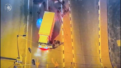 הדופן זזה ו-28 פלסטינים נתפסו במשאית | צפו בתיעוד