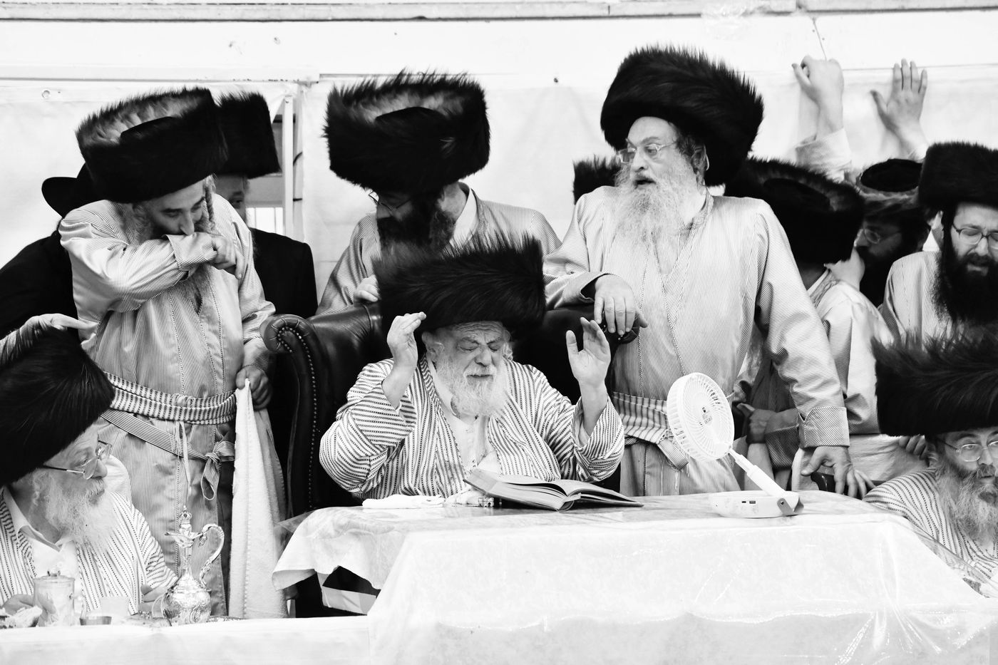 טיש בחצה"ק תולדות אהרן