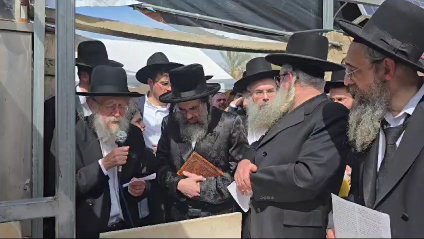 הגה"צ רבי חיים מאיר הגר אב"ד ויז'ניץ, בתפילה על ציון הגר"ח קנייבסקי זצ"ל
