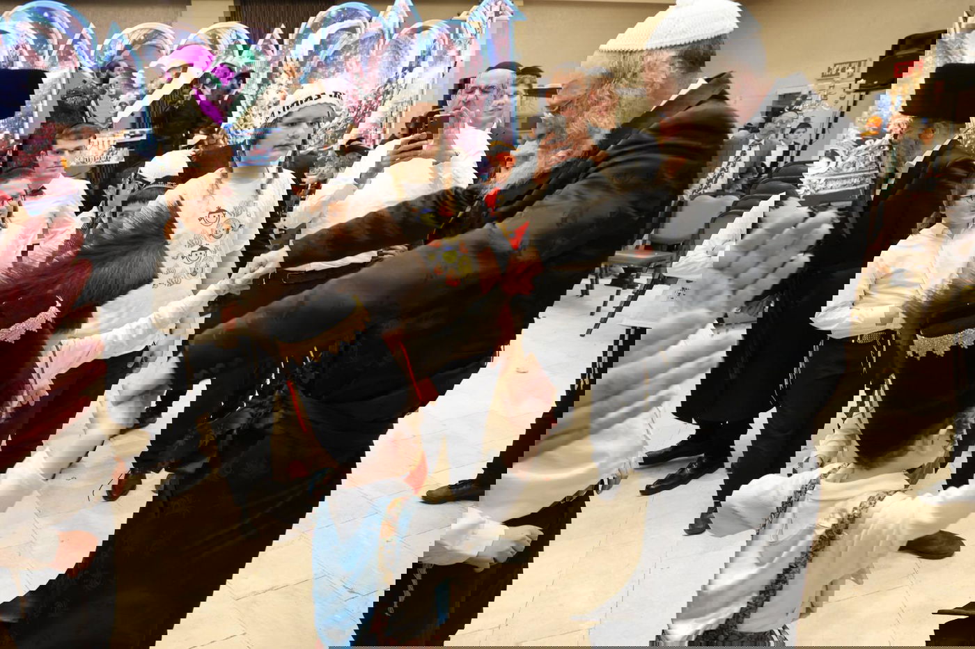 הרה"צ רבי אלימלך בידרמן חוגג יום הפורים עם היתומים 