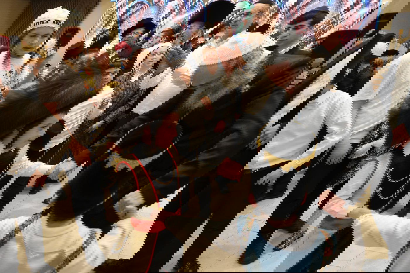 הרה"צ רבי אלימלך בידרמן חוגג יום הפורים עם היתומים 