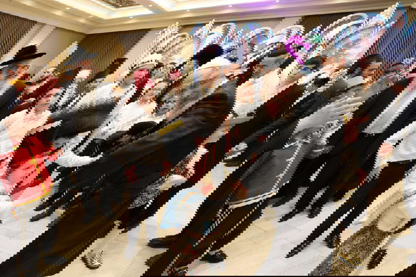 הרה"צ רבי אלימלך בידרמן חוגג יום הפורים עם היתומים 