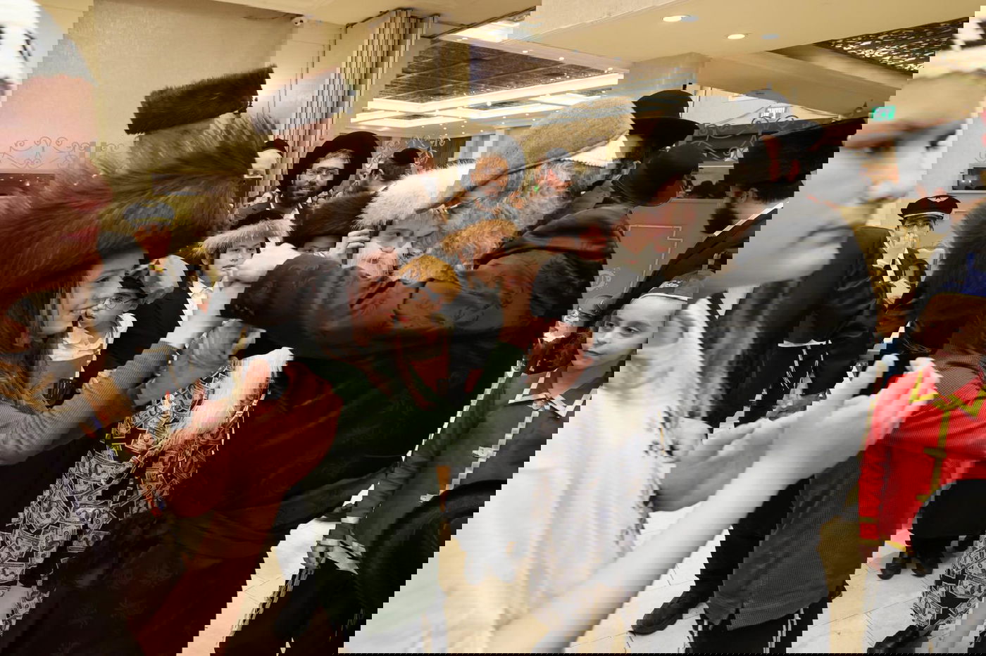 הרה"צ רבי אלימלך בידרמן חוגג יום הפורים עם היתומים 