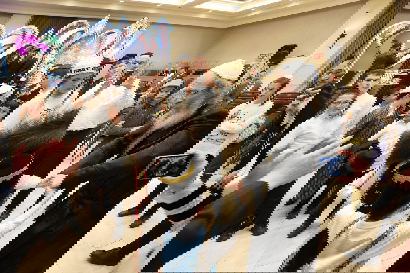 הרה"צ רבי אלימלך בידרמן חוגג יום הפורים עם היתומים 