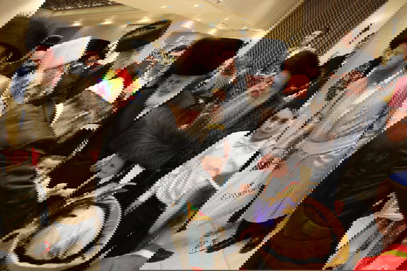 הרה"צ רבי אלימלך בידרמן חוגג יום הפורים עם היתומים 