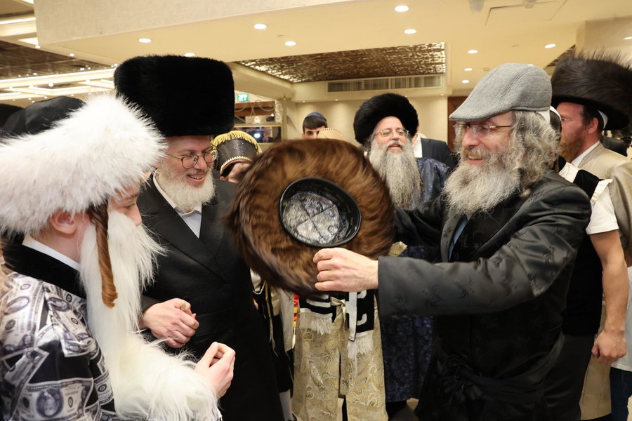 הרה"צ רבי אלימלך בידרמן חוגג יום הפורים עם היתומים