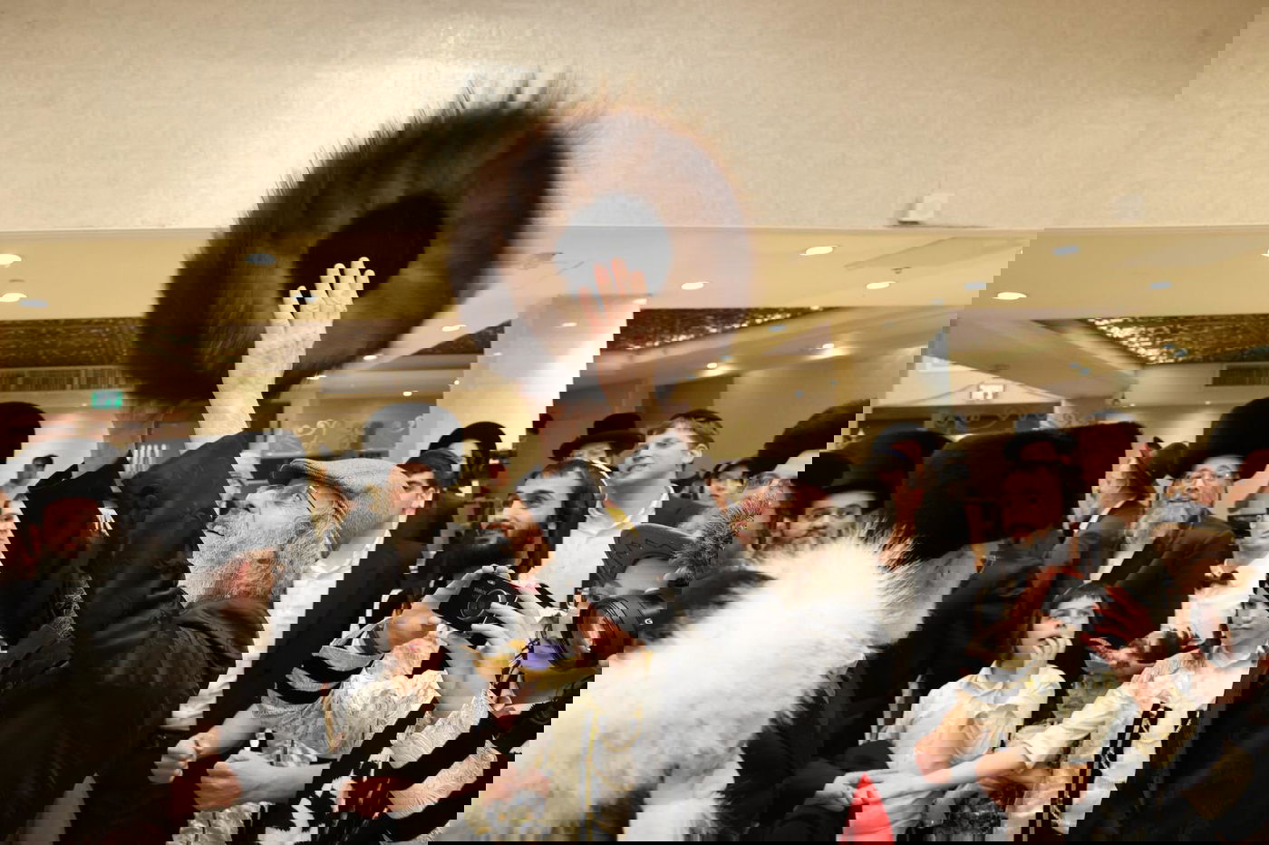 הרה"צ רבי אלימלך בידרמן חוגג יום הפורים עם היתומים 