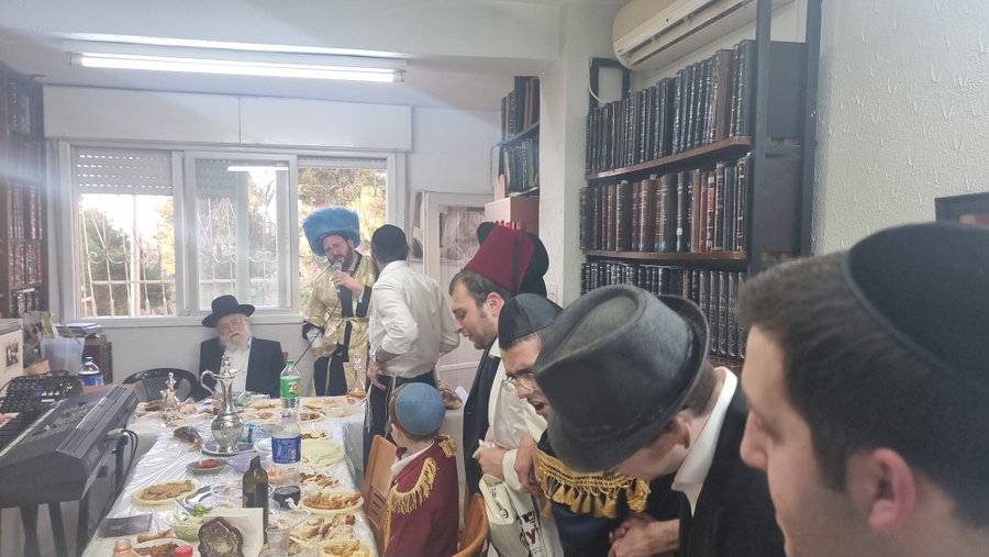 שמחת חג בבית הגרב"ד אלישיב