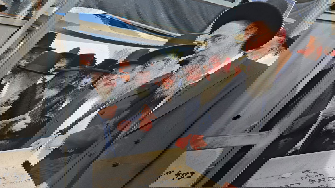 תפילת רבים על קברו של הגאון רבי חיים קנייבסקי זצ"ל ביום היארצייט