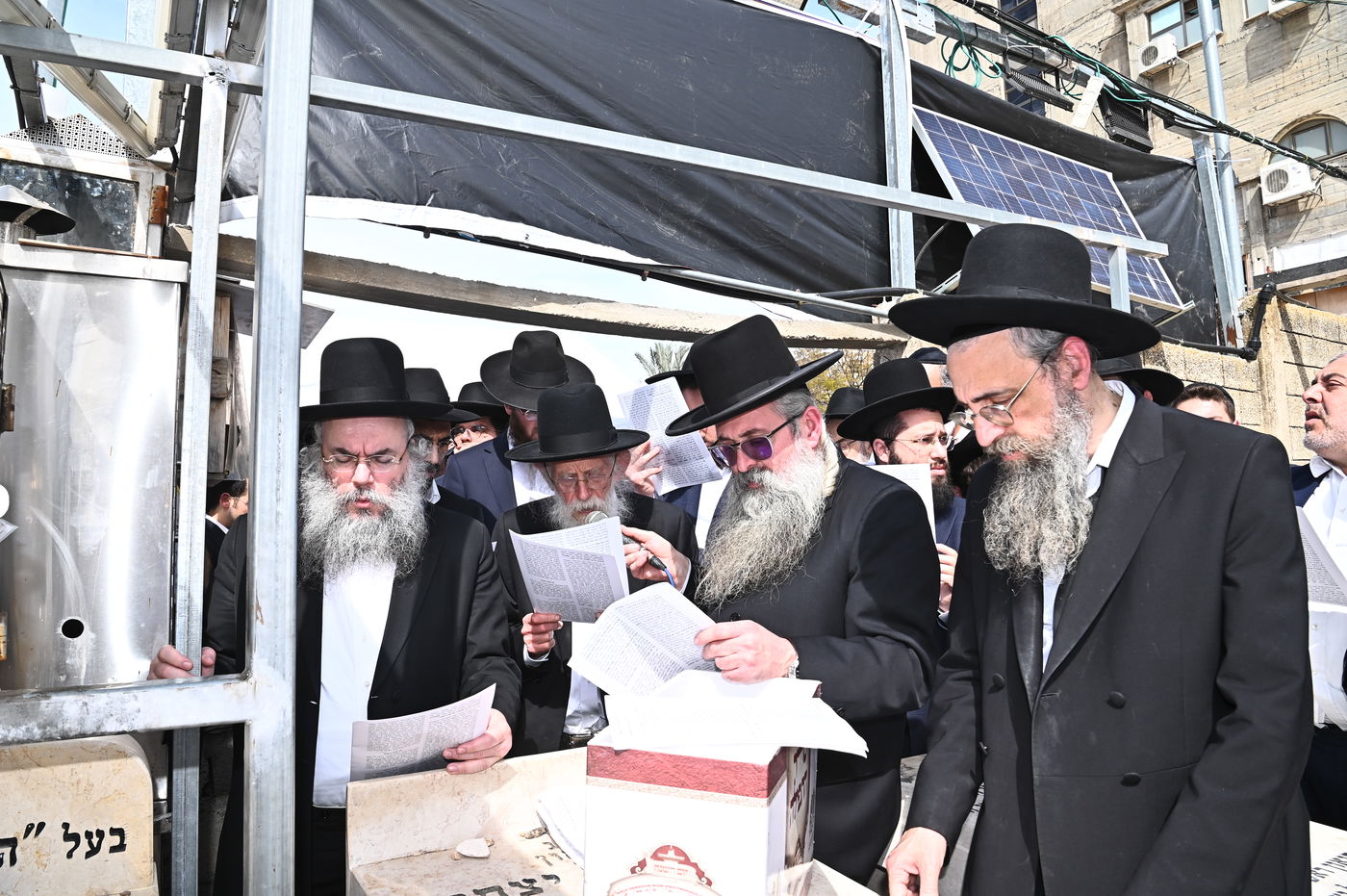 תפילת רבים על קברו של הגאון רבי חיים קנייבסקי זצ"ל ביום היארצייט