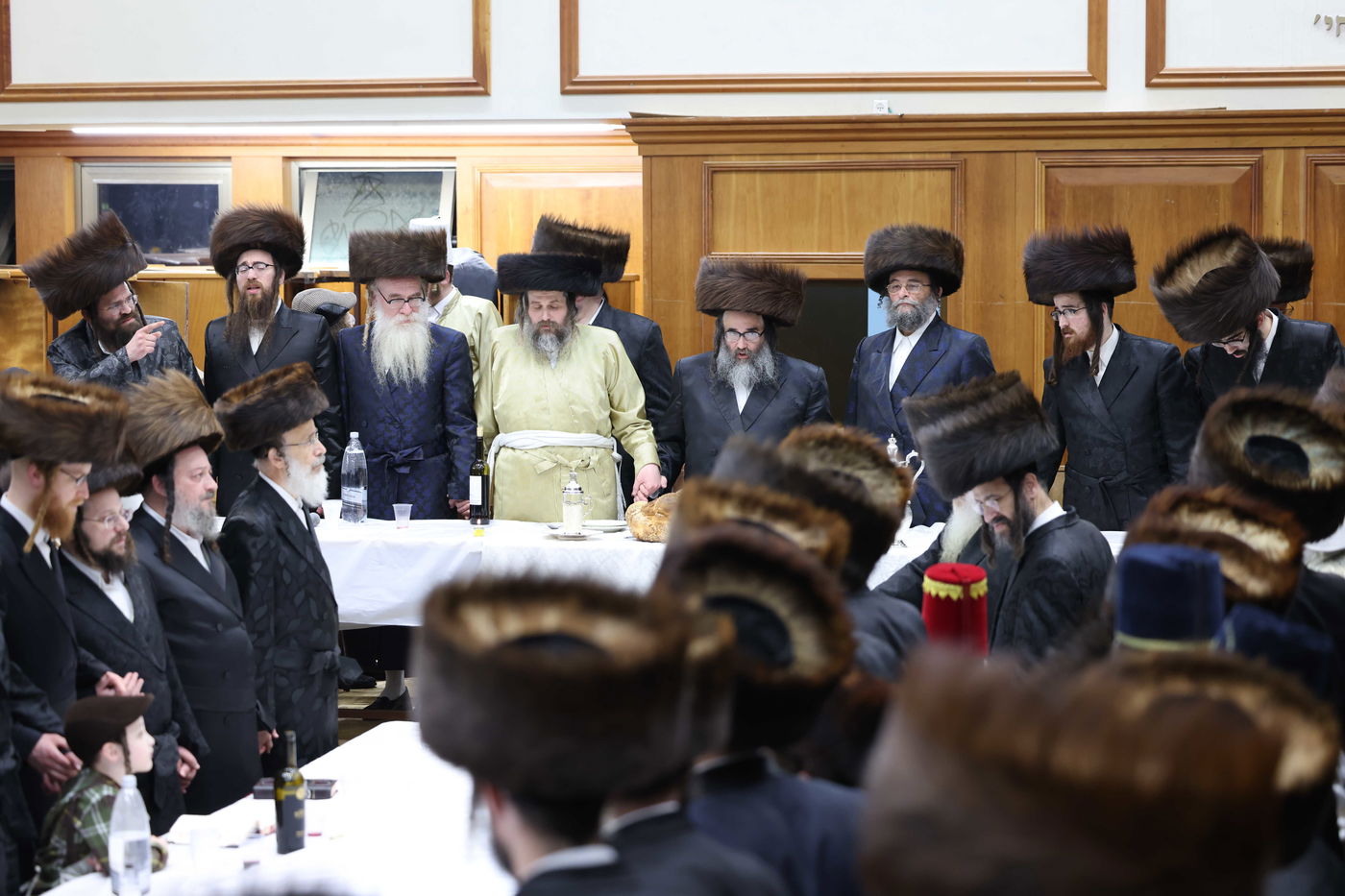 סעודת משתה ושמחה בקרב קהילת סאטמר בבית שמש