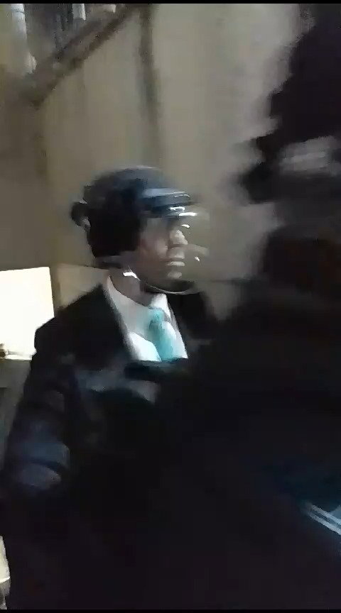 חולץ עם קסדה לראשו