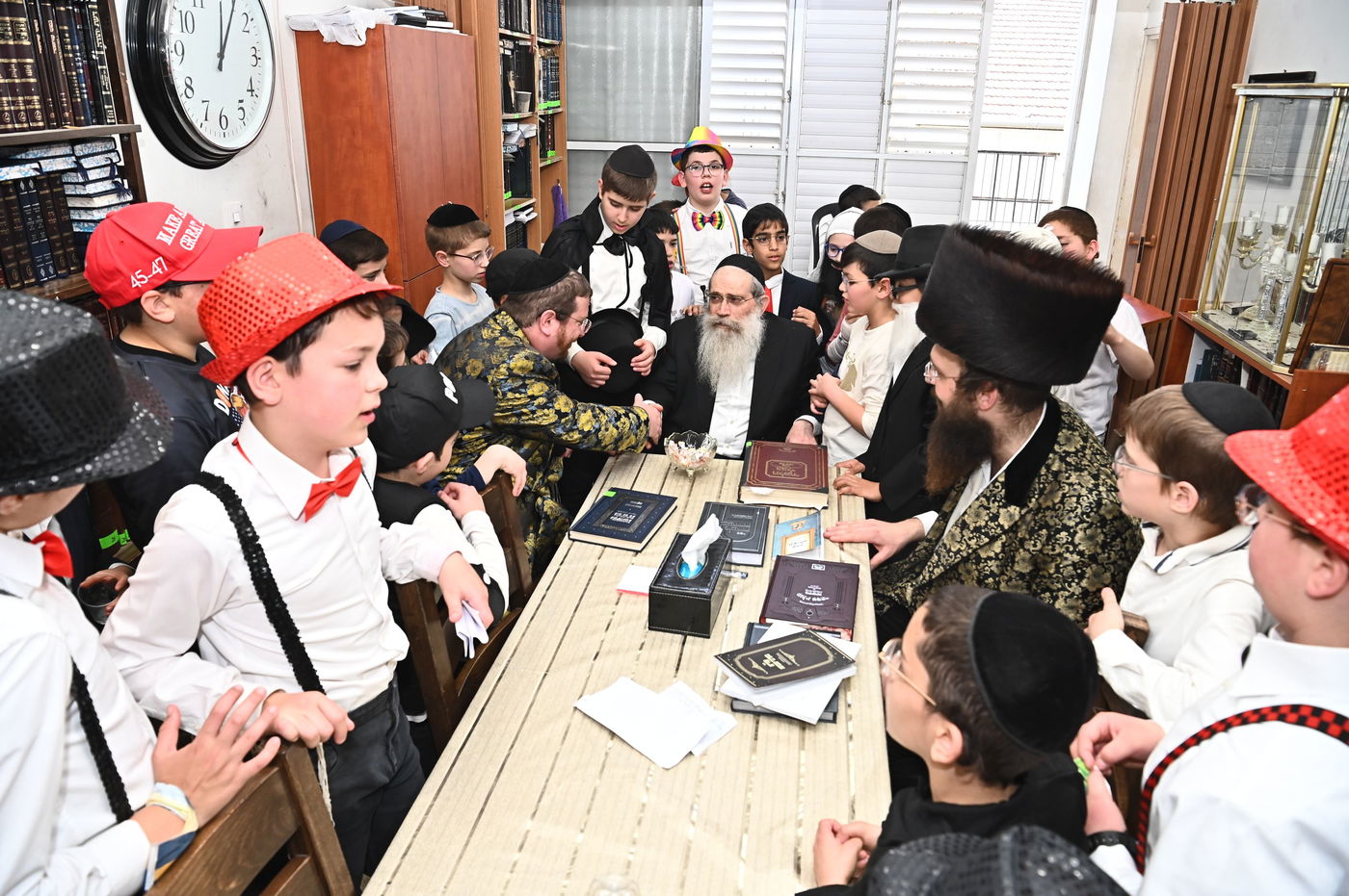 ילדי תלמוד תורה איילת השחר בבתי גדולי ישראל ביום הפורים