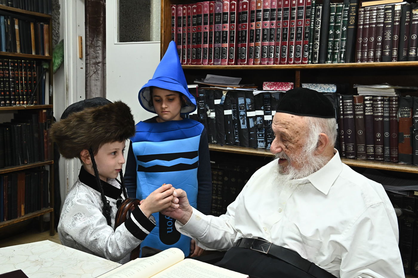 ילדי תלמוד תורה איילת השחר בבתי גדולי ישראל ביום הפורים