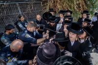 מפגינים חרדים ליד לשכת הגיוס | ארכיון