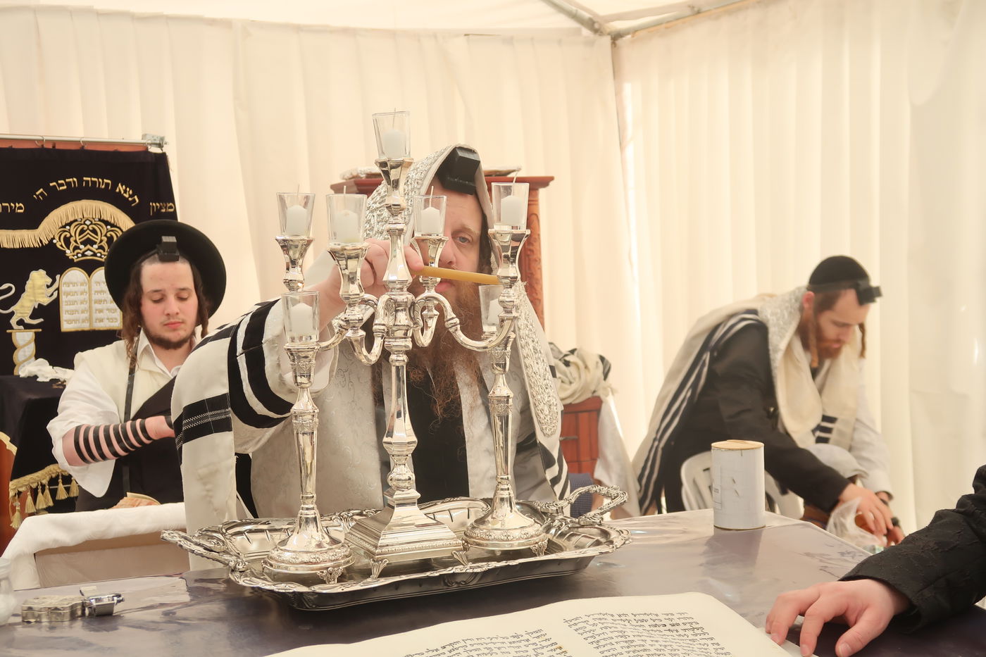 פורים בחצה"ק מיאלען