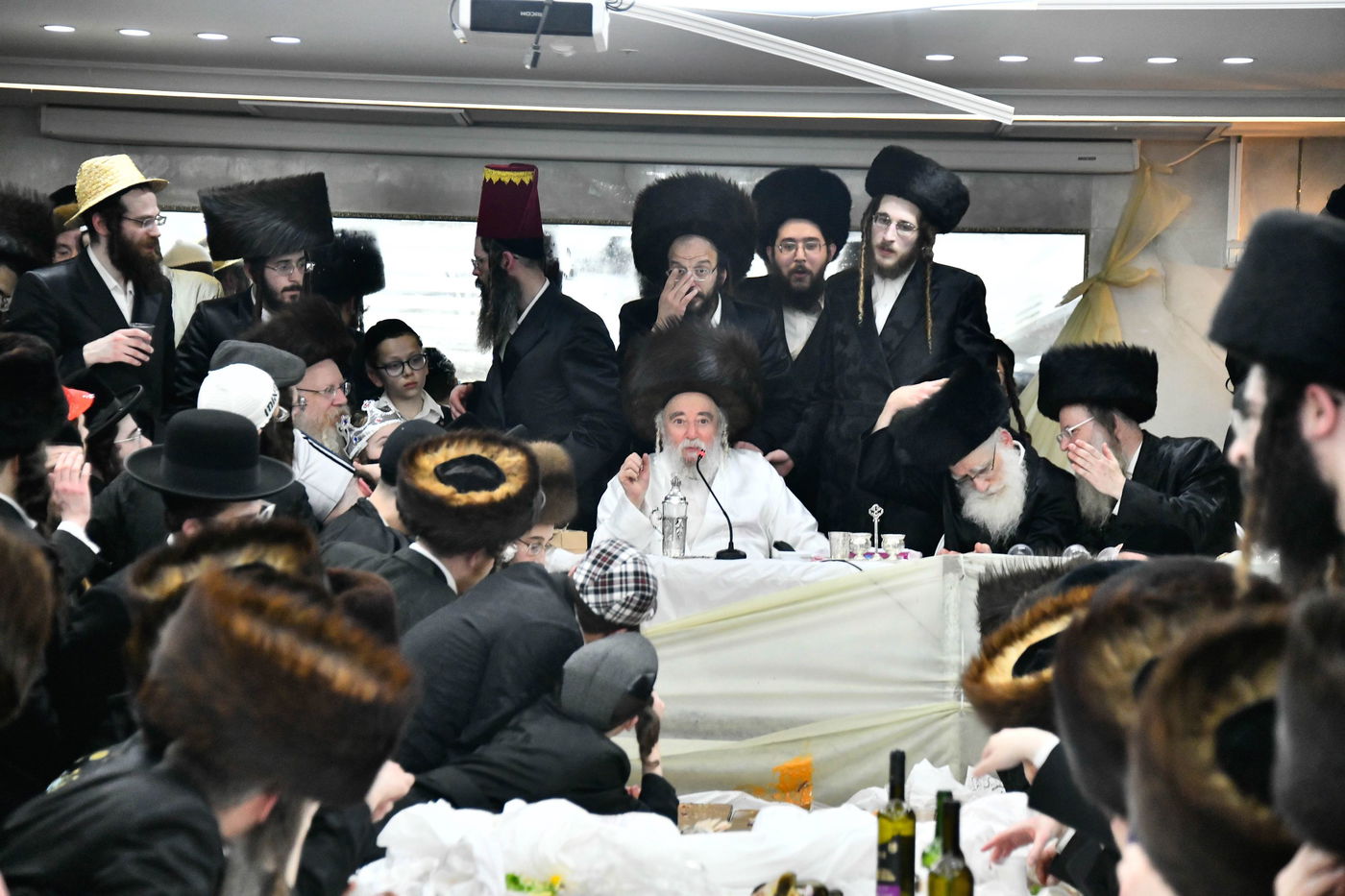 פורים אצל המשפיע הגה"צ רבי יצחק משה ארלנגר