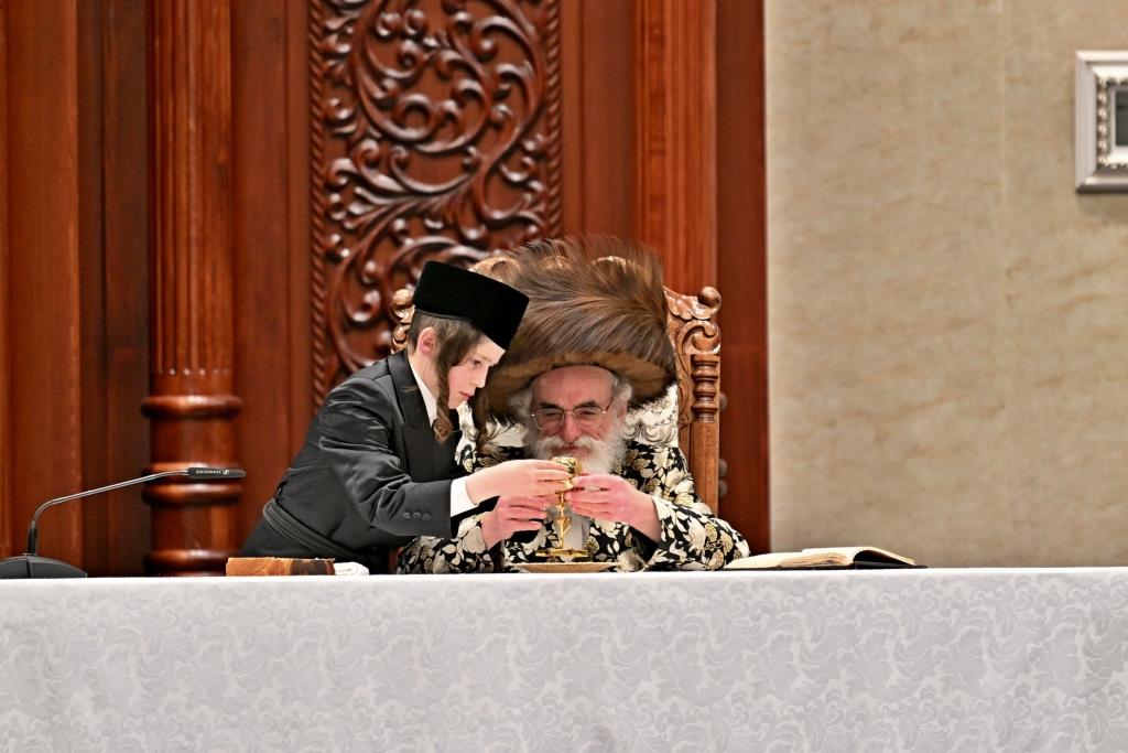 פורים בחצה"ק ויזניץ