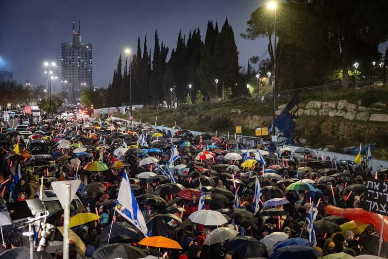 הפגנות בירושלים; שוטרים ניפצו שמשות רכבים חוסמים