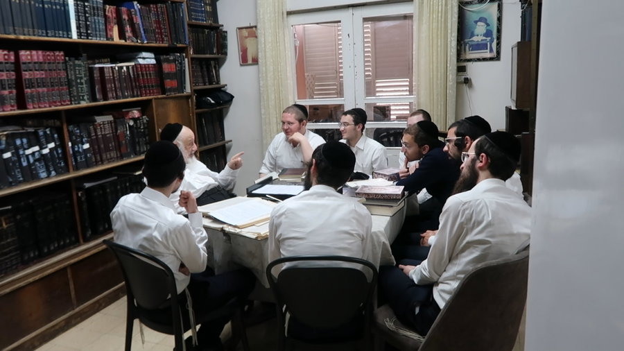 ראש הישיבה שקוע בלימוד