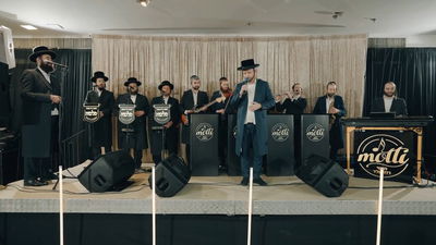 שרים לרב'ה ר' מיילך: יואלי דווידוביץ, מקהלת 'מלכות' ומוטי רוזנפלד עם מחרוזת ליז'ענסק