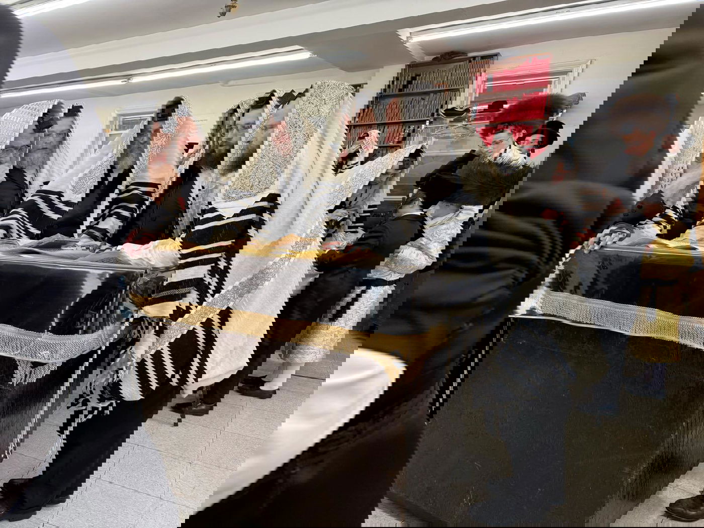 פורים בחצה"ק סקווירא מב"פ