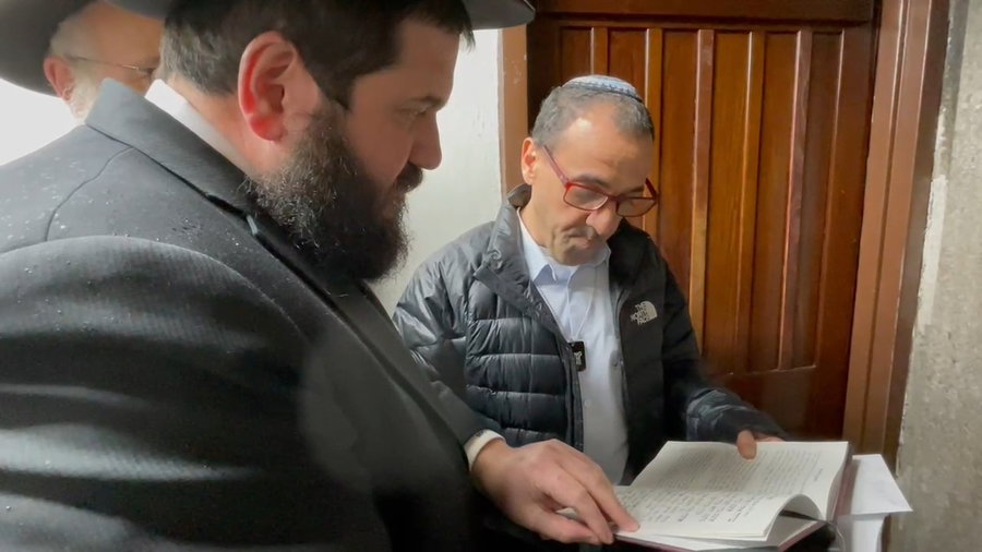 אלי שרעבי בתפילה, לפני כניסתו לציון