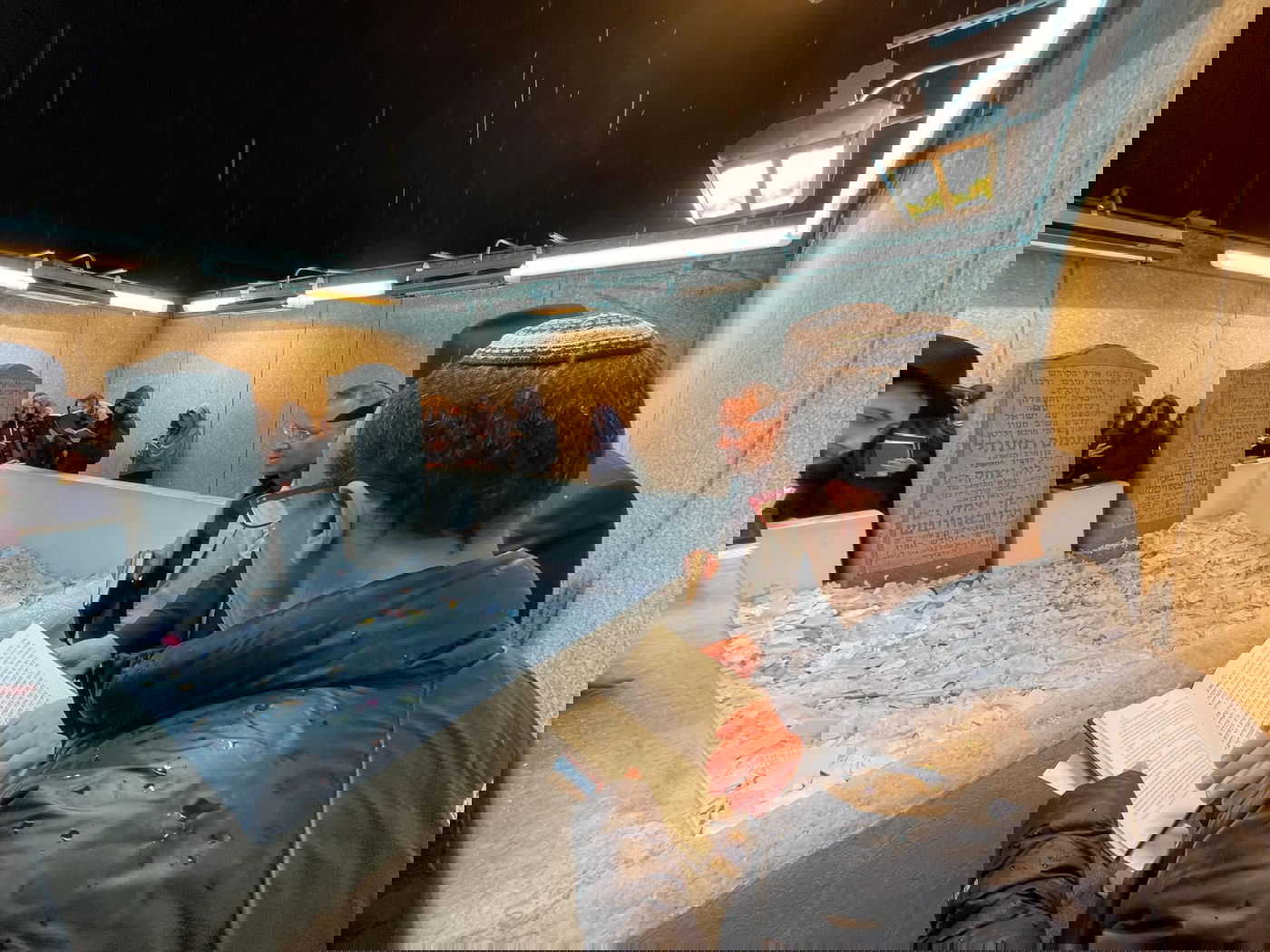 אלי שרעבי אמר קדיש ראשון על אחיו הי"ד - בציון הרבי מליובאוויטש | תיעוד מצמרר