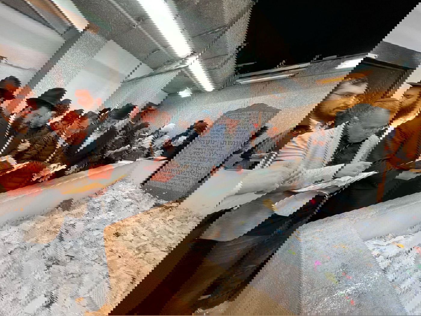 אלי שרעבי אמר קדיש ראשון על אחיו הי"ד - בציון הרבי מליובאוויטש | תיעוד מצמרר