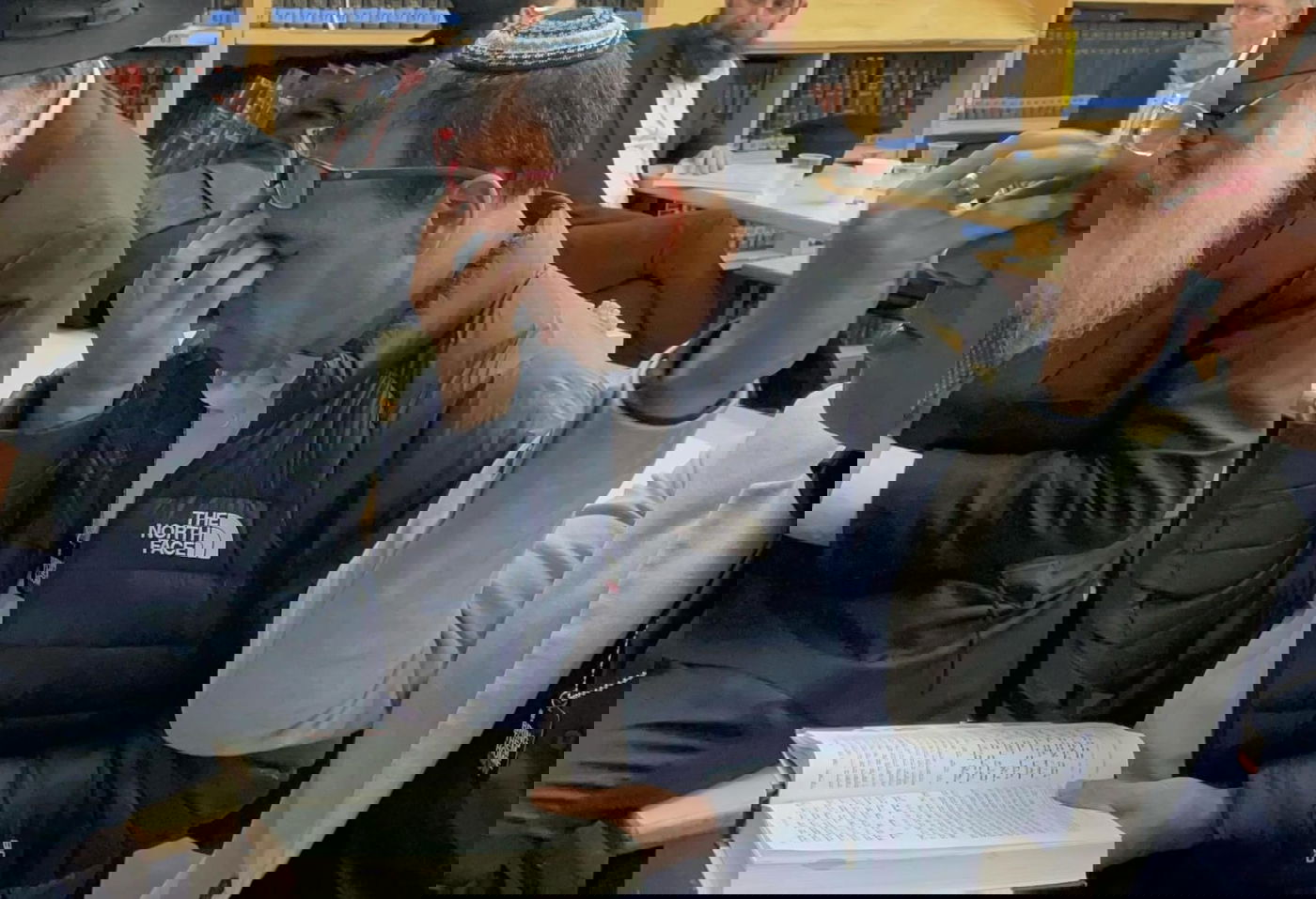 אלי שרעבי אמר קדיש ראשון על אחיו הי"ד - בציון הרבי מליובאוויטש | תיעוד מצמרר