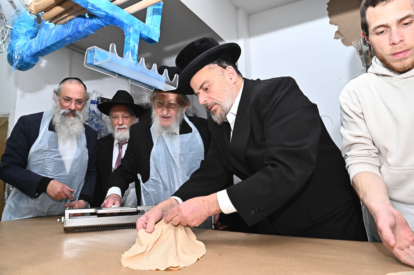 הגאון רבי אריה לוי באפיית מצות