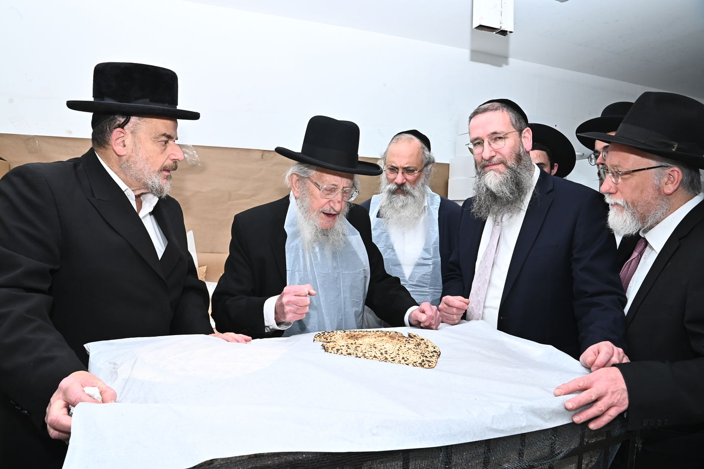 הגאון רבי אריה לוי באפיית מצות