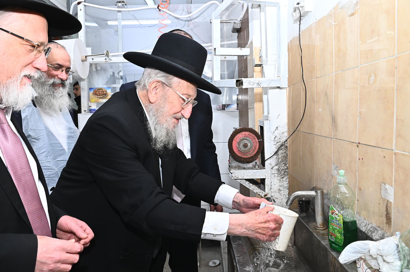 הגאון רבי אריה לוי באפיית מצות