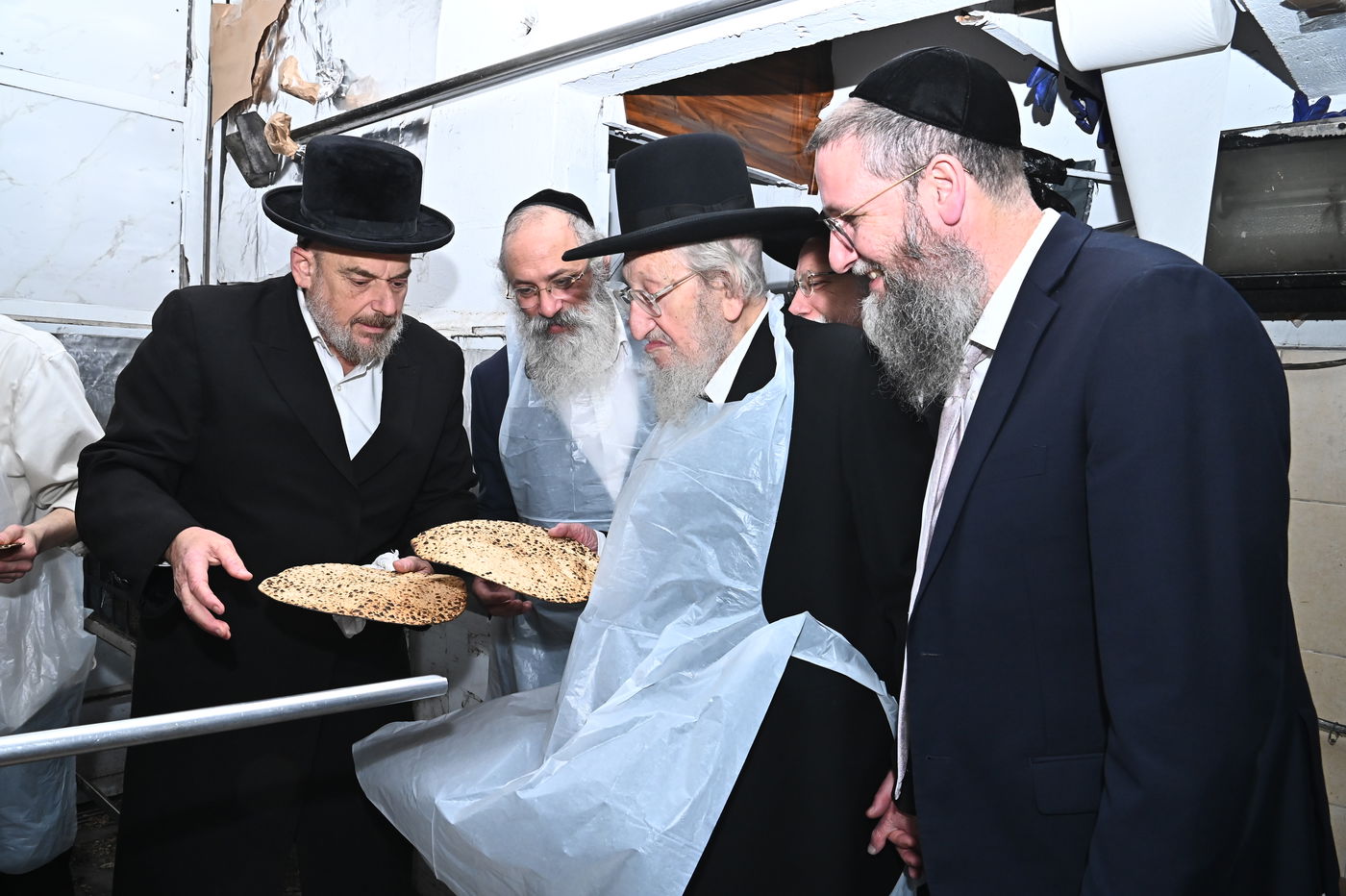 הגאון רבי אריה לוי באפיית מצות