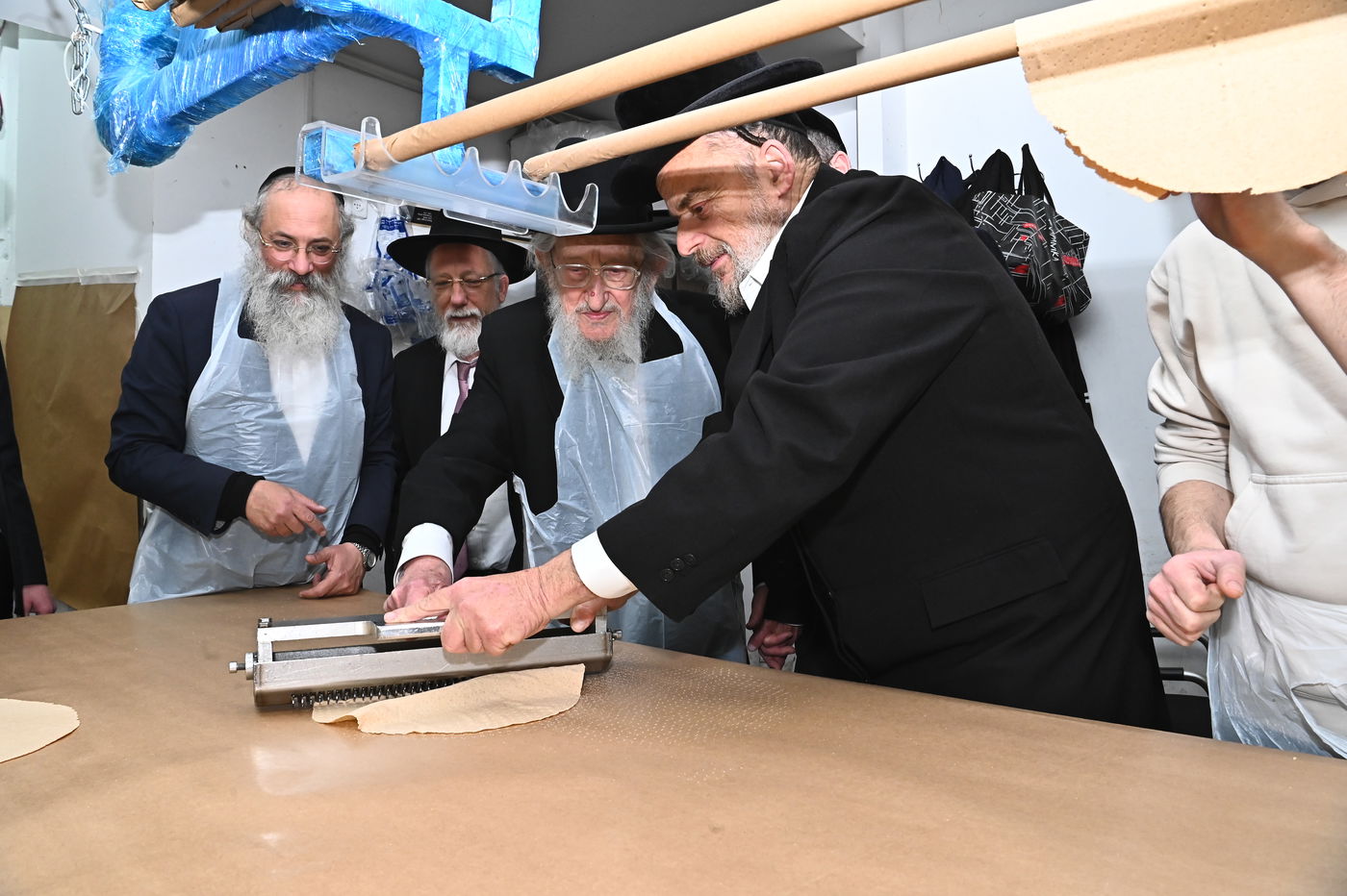 הגאון רבי אריה לוי באפיית מצות