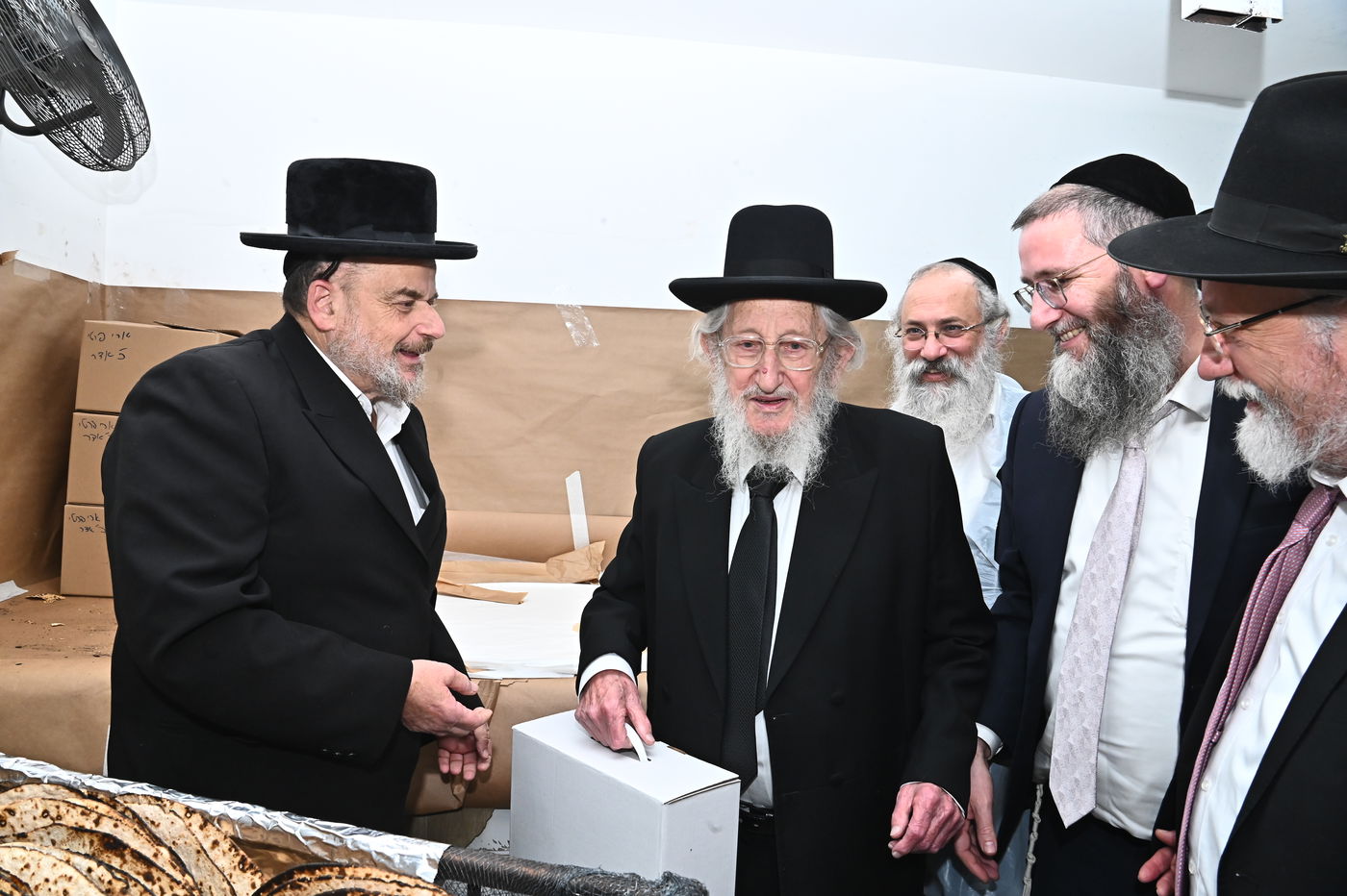 הגאון רבי אריה לוי באפיית מצות