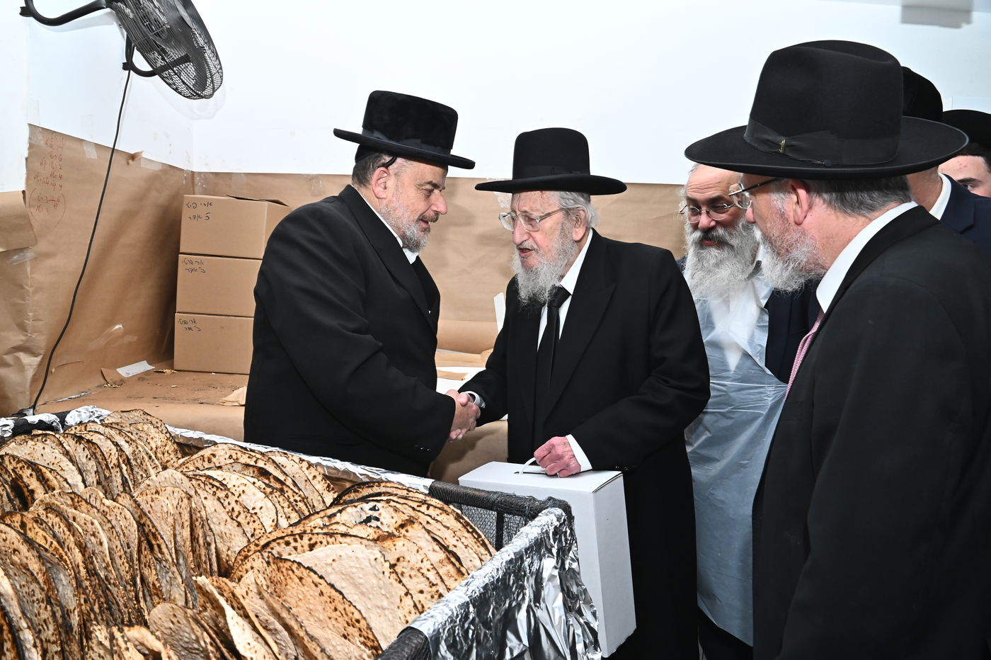 הגאון רבי אריה לוי באפיית מצות