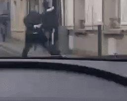 תיעוד מזעזע: כך הותקף הרב באכזריות לעיני ילדו בן ה-9 | זו התגובה של מקרון לאירוע 