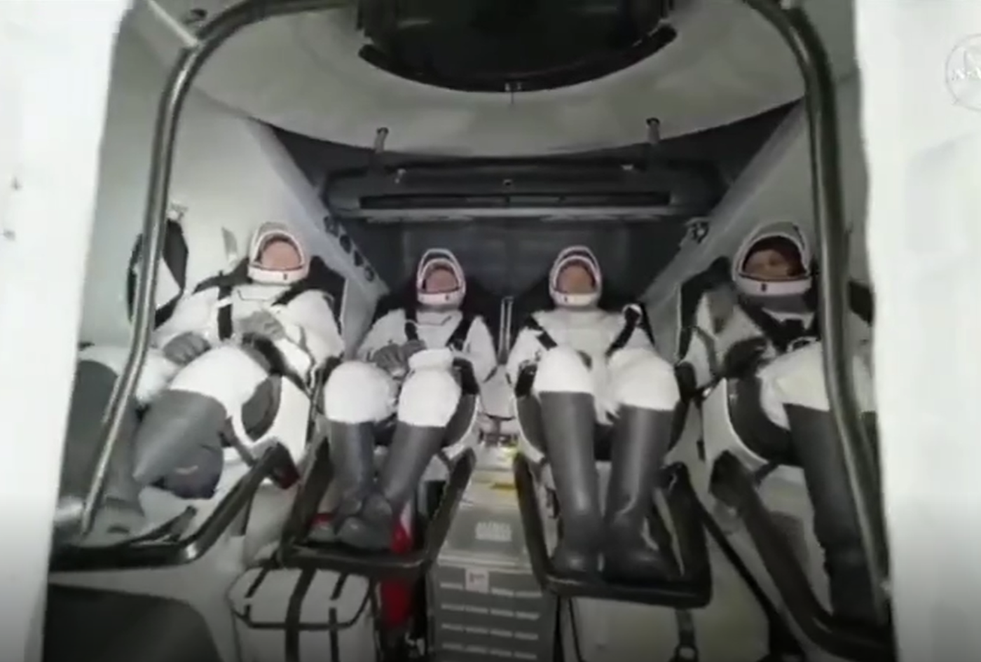 האסטרונאוטים בחזרתם לכוכב ארץ 