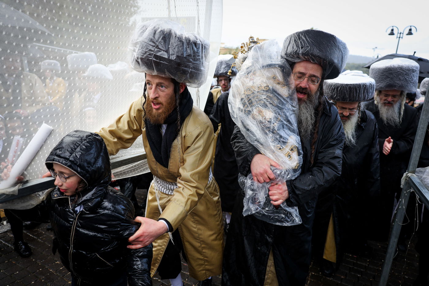 חסידי תולדות אהרון בהכנסת ספר תורה תחת גשם שוטף בציון הרשב"י במירון