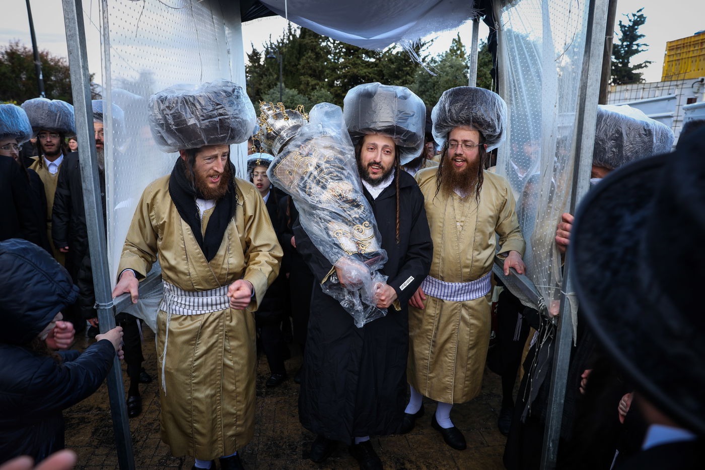 חסידי תולדות אהרון בהכנסת ספר תורה תחת גשם שוטף בציון הרשב"י במירון