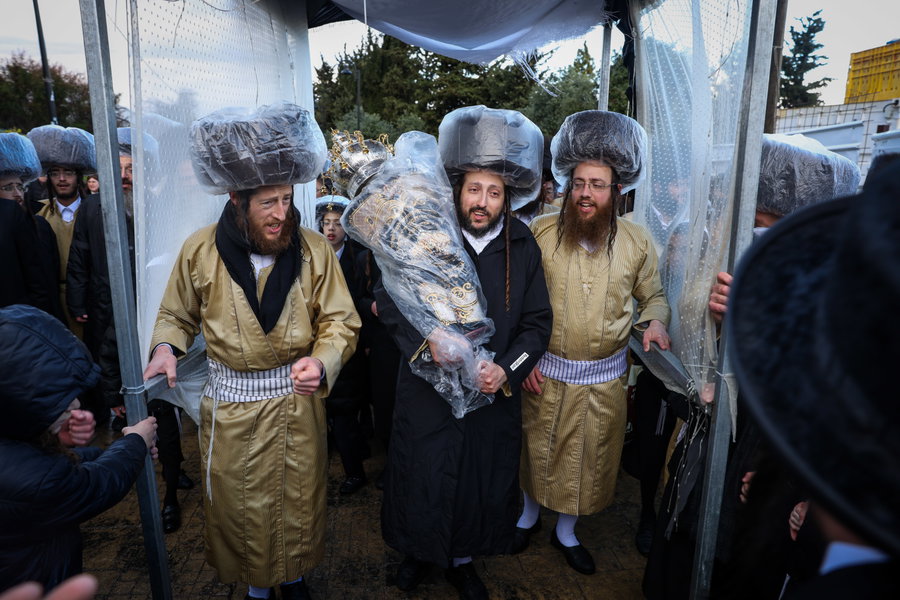 חסידי תולדות אהרון בהכנסת ספר תורה תחת גשם שוטף בציון הרשב"י במירון