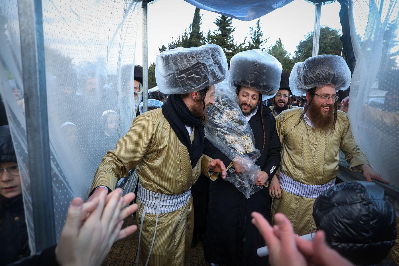 חסידי תולדות אהרון בהכנסת ספר תורה תחת גשם שוטף בציון הרשב"י במירון
