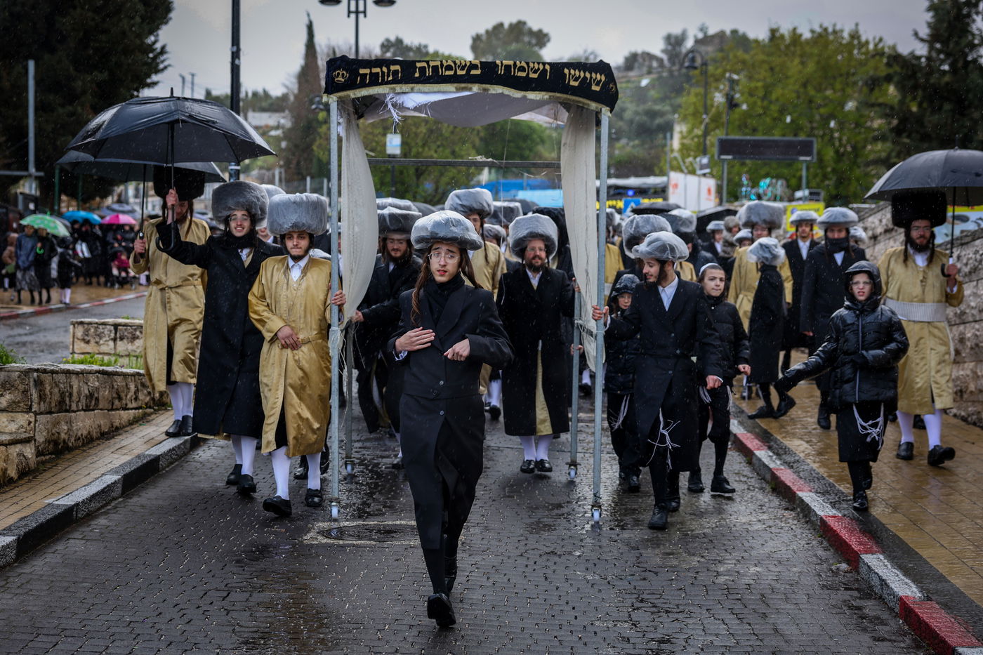 חסידי תולדות אהרון בהכנסת ספר תורה תחת גשם שוטף בציון הרשב"י במירון