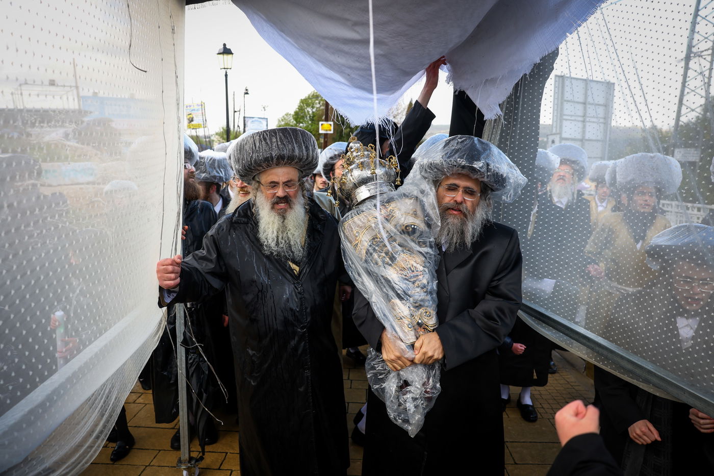 חסידי תולדות אהרון בהכנסת ספר תורה תחת גשם שוטף בציון הרשב"י במירון