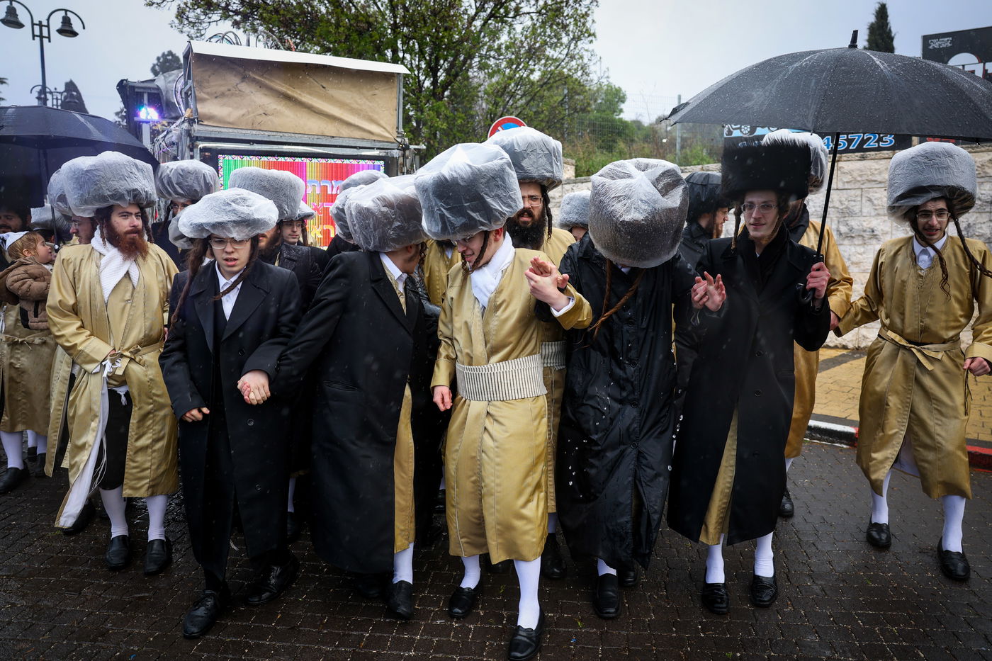 חסידי תולדות אהרון בהכנסת ספר תורה תחת גשם שוטף בציון הרשב"י במירון
