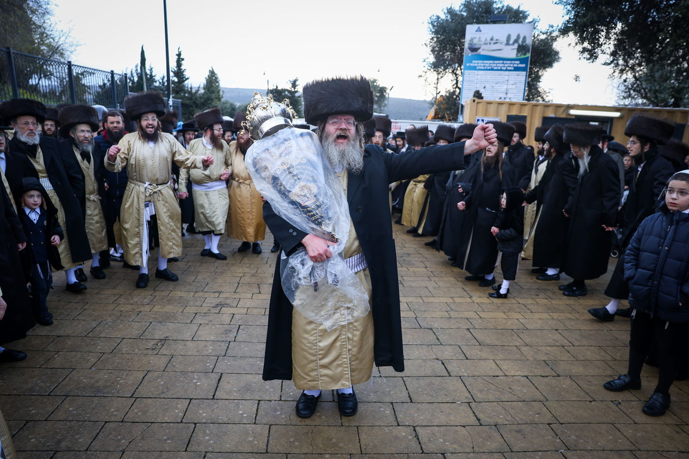 חסידי תולדות אהרון בהכנסת ספר תורה תחת גשם שוטף בציון הרשב"י במירון