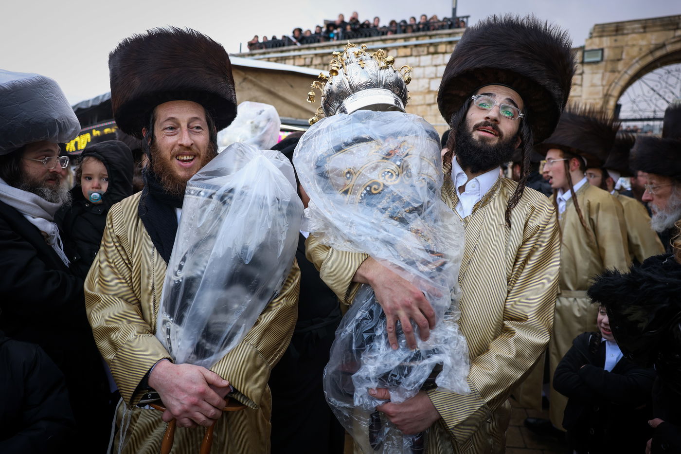 חסידי תולדות אהרון בהכנסת ספר תורה תחת גשם שוטף בציון הרשב"י במירון