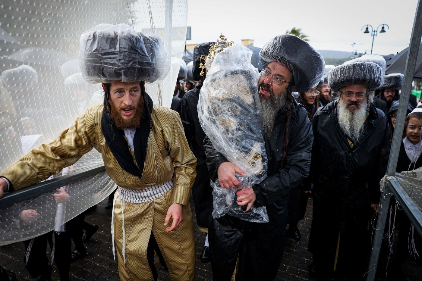 חסידי תולדות אהרון בהכנסת ספר תורה תחת גשם שוטף בציון הרשב"י במירון