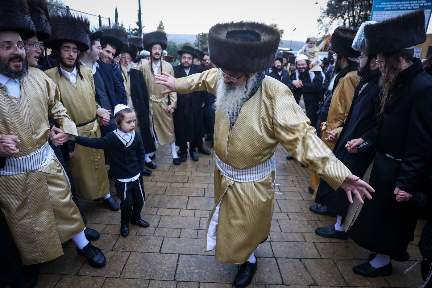 חסידי תולדות אהרון בהכנסת ספר תורה תחת גשם שוטף בציון הרשב"י במירון